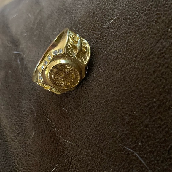 It’s a gold ring - Picture 1 of 5